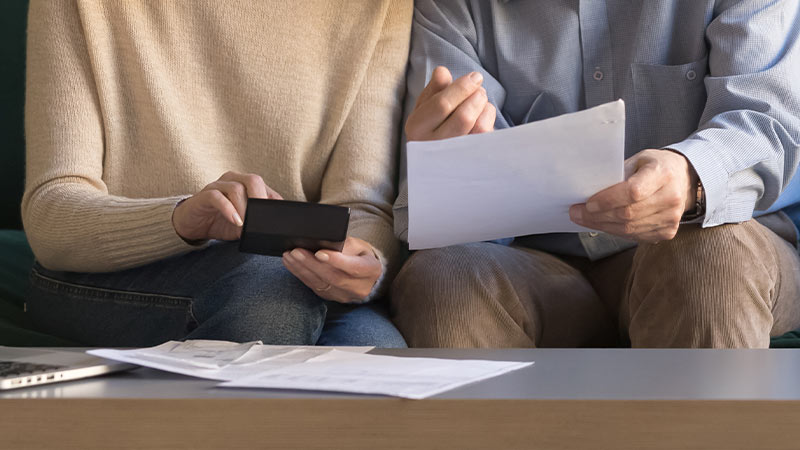 persone controllano conti